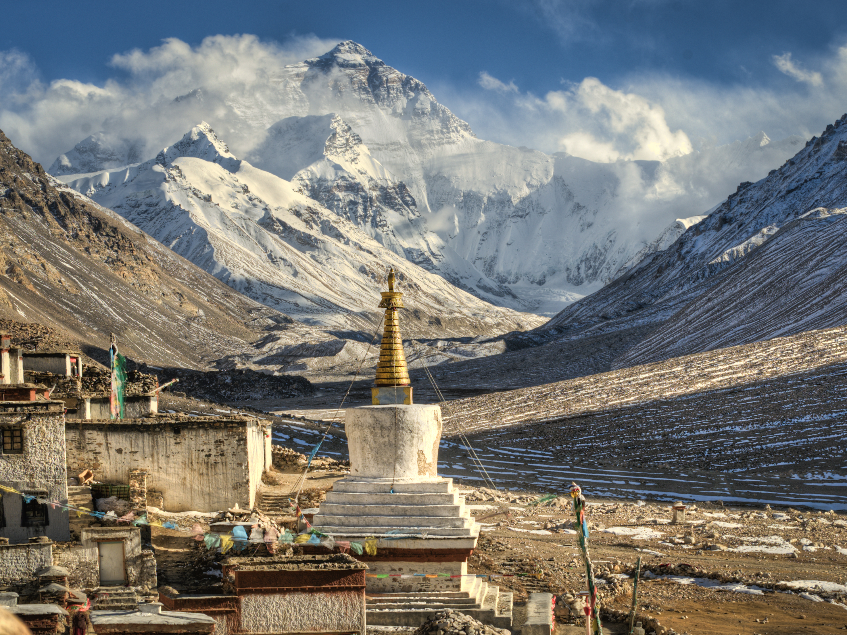 Гималаи место. Монастырь Ронгбук в Тибете. Тибет Эверест Гималаи. Лхаса Тибет. Храм Непал Лхаса.