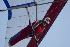 difference between hang gliding and paragliding