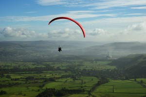 differences between hang gliding and paragliding